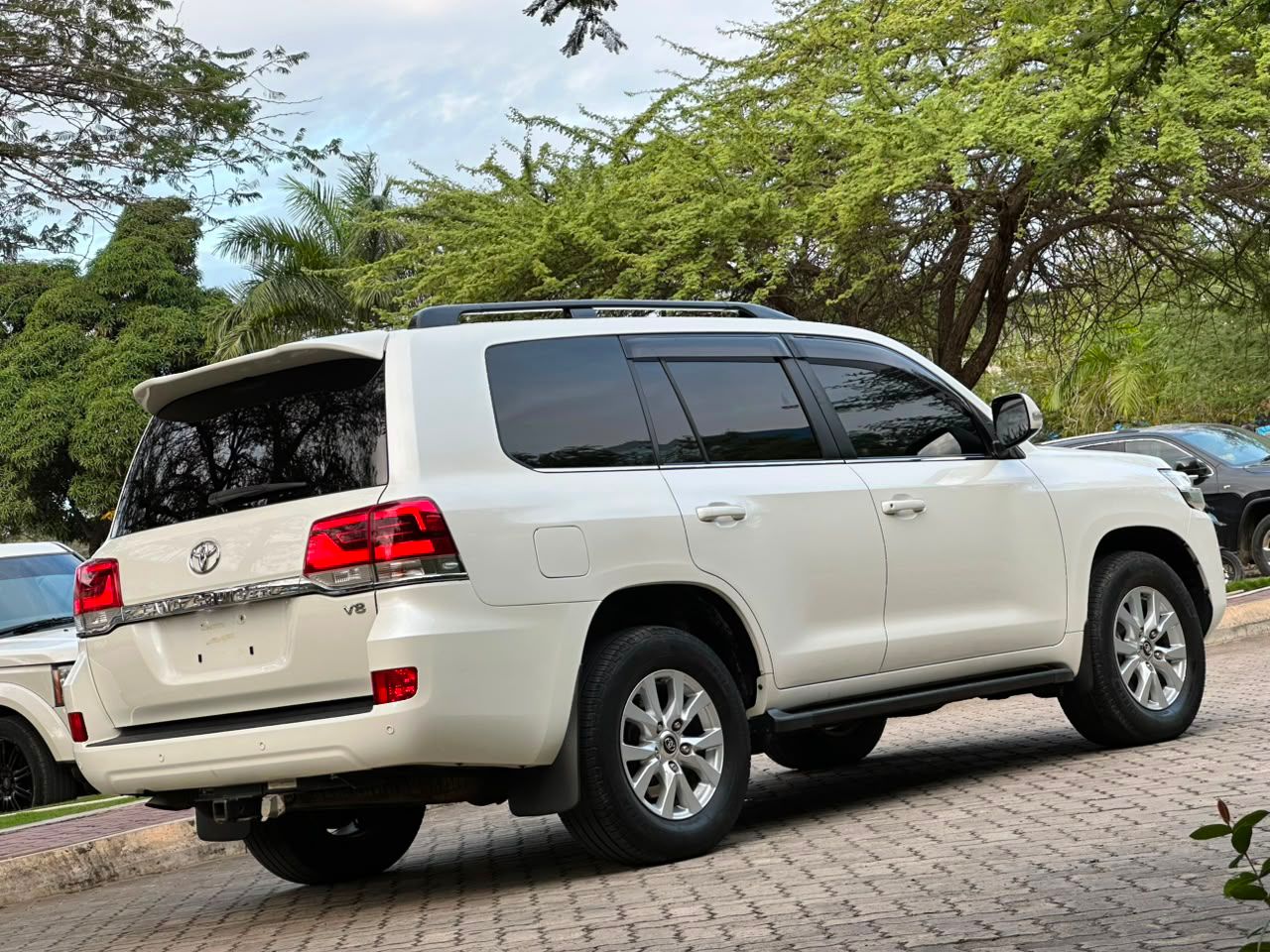 LANDCRUISER thumbnail 9